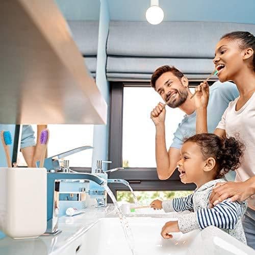 familia escovando os dentes